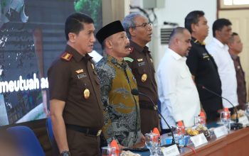 Bupati Pidie H. Sarjani Abdullah SH Bersama Forkopimda saat menghadiri pembukaan Sosialisasi Pembangunan Berkelanjutan di Oproom Setdakab Pidie, Kamis (22/5/2025).