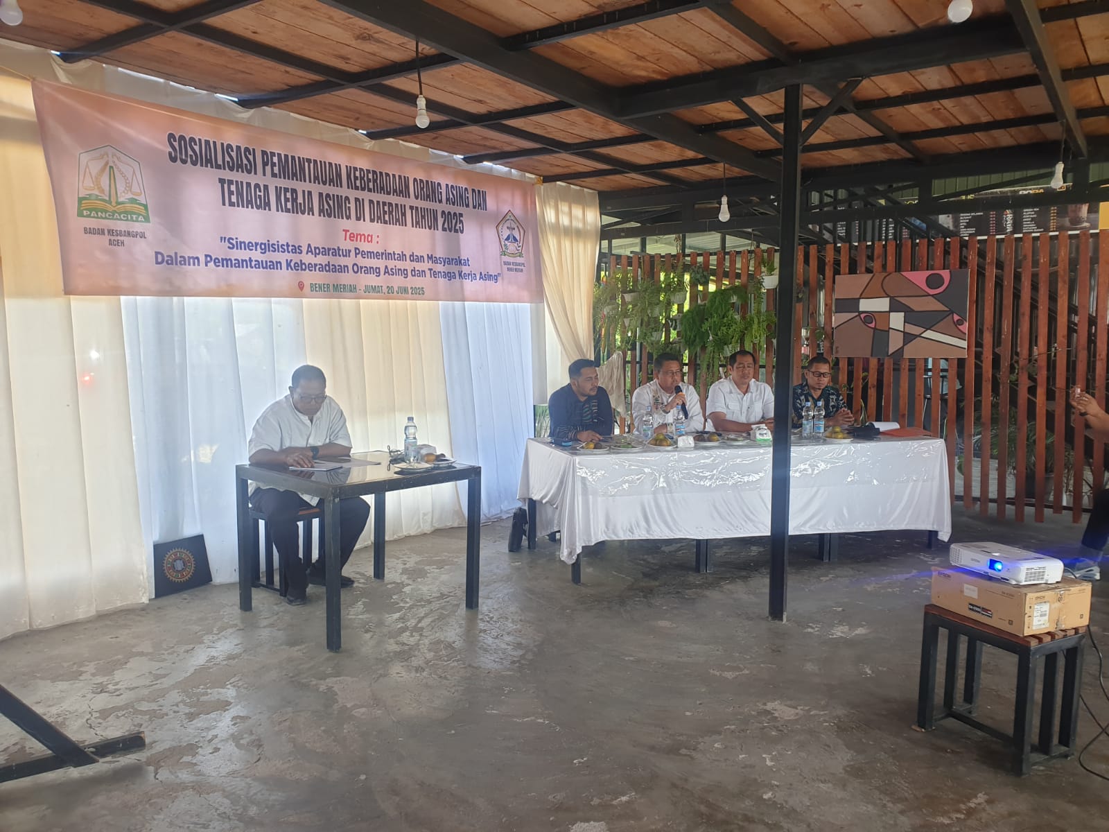 Kaban Kasbangpol Bener Meriah buka acara sosialisasi pengawasan orang asing