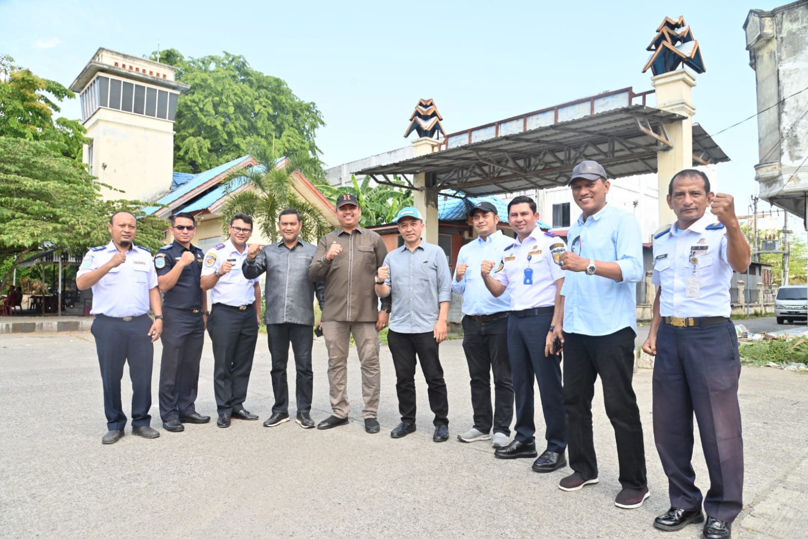 Komisi III Dewan Perwakilan Rakyat Kota (DPRK) Banda Aceh Royes Ruslan saat meninjau kondisi terminal Keudah yang berada di Gampong Baru, Kecamatan Baiturrahman, Kota Banda Aceh, Rabu (25/06/2025)