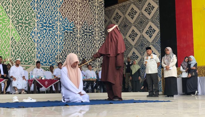 Sepasang Pelaku Zina Dicambuk 100 Kali di Depan Umum
