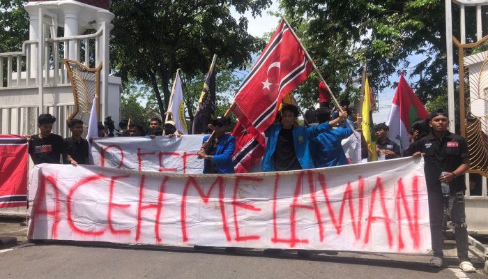 Demo Tolak Pencaplokan Empat Pulau, Mahasiswa GAM Bawa Bendera Bulan Bintang