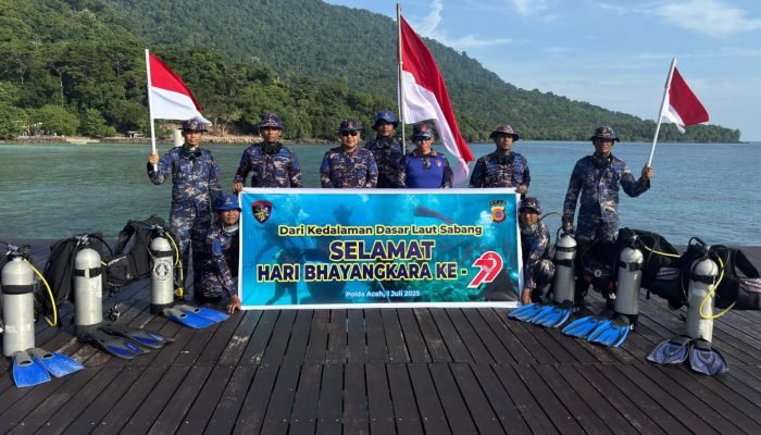 Ditpolairud Polda Aceh Kibarkan Bendera Merah Putih di Dasar Laut Sabang