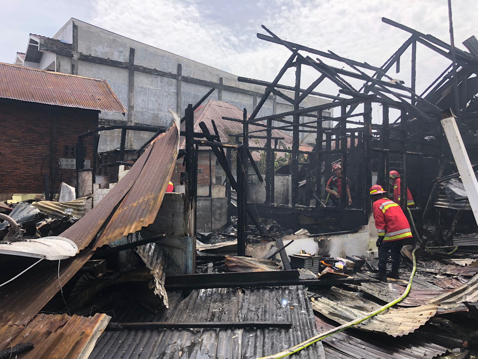Proses pemadaman api yang menghanguskan dua rumah di Ateuk Pahlawan, Banda Aceh [Foto/Fira]