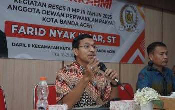 Ketua Komisi IV DPRK Banda Aceh, Farid Nyak Umar saat menyampaikan materi dalam kegiatan penyuluhan KWT se-Kecamatan Kuta Alam, Kamis (19/6/2025)