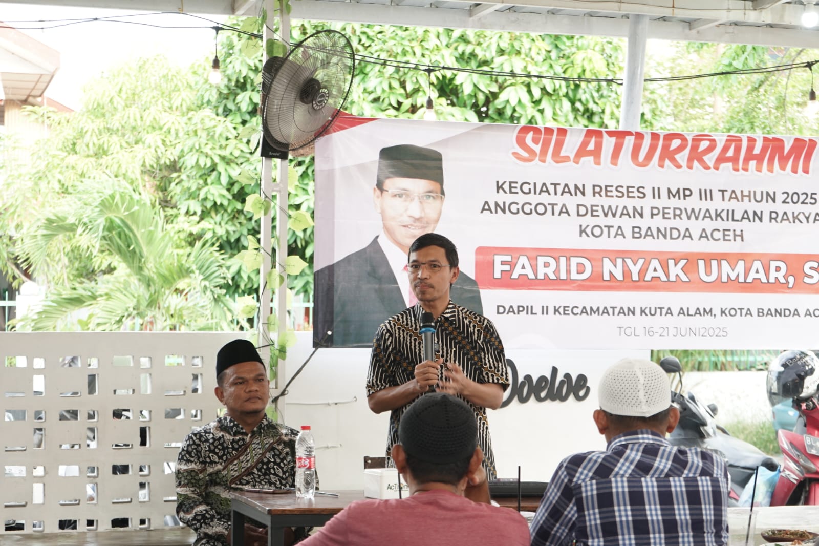 Anggota DPRK Banda Aceh Farid Nyak Umar, saat bertemu dengan perwakilan anak muda dan perempuan warga Kecamatan Kuta Alam, Sabtu (21/6/2025) di Cafe Tempoe Doeloe, Lampriet, Banda Aceh