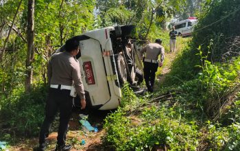 Polisi gelar oleh TKP mobil ambulance yang terjungkal (dok IST)