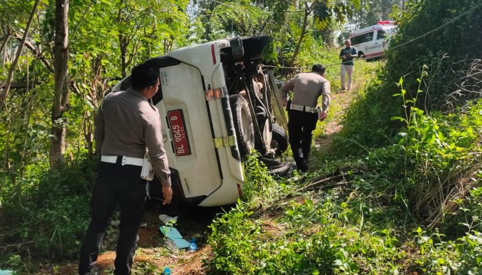 Diduga Sopir Mengantuk dan Kelelahan Mobil Ambulance Dari Gayo Lues Terjungkal di Bener Meriah