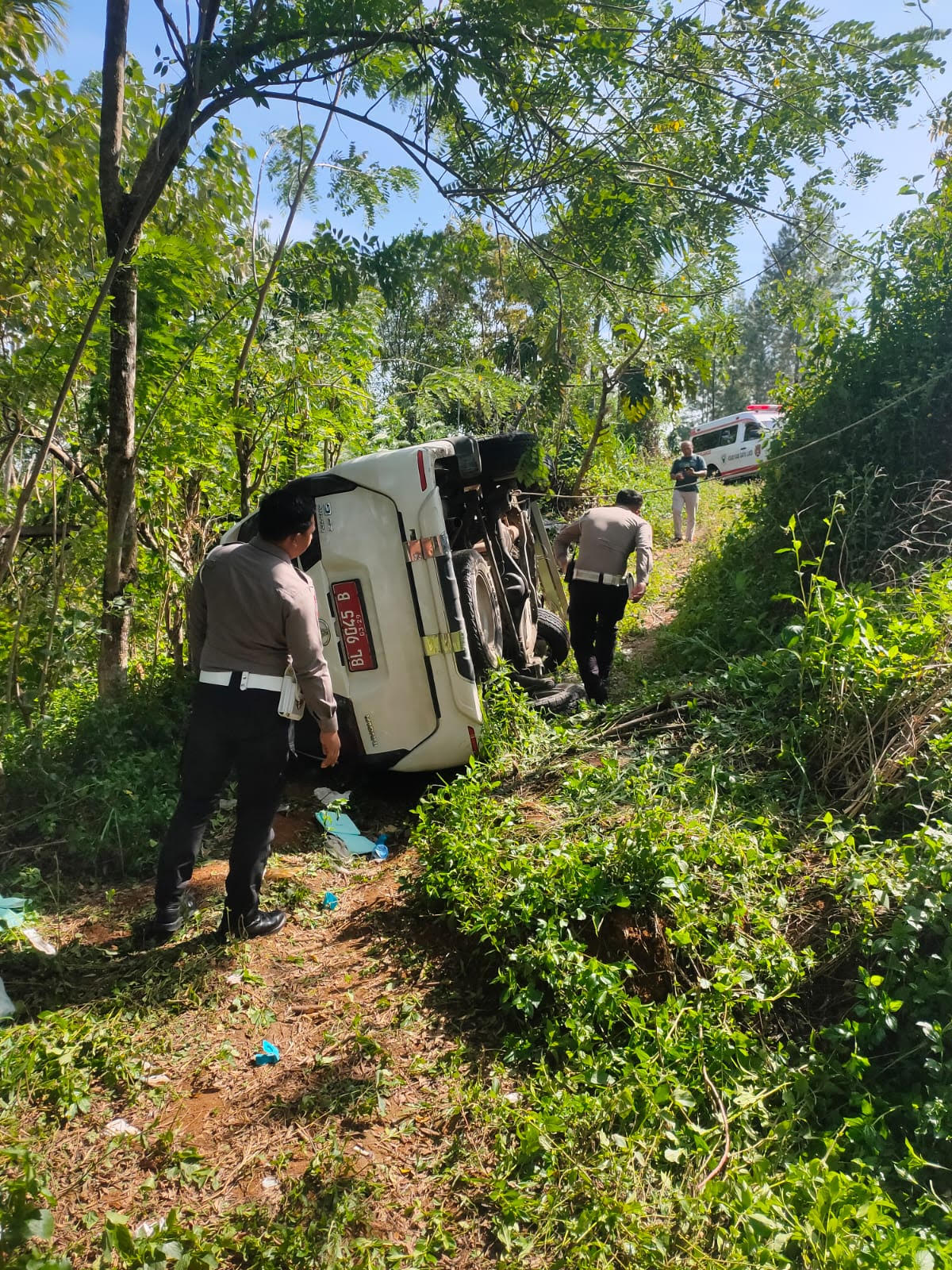 Polisi gelar oleh TKP mobil ambulance yang terjungkal (dok IST)