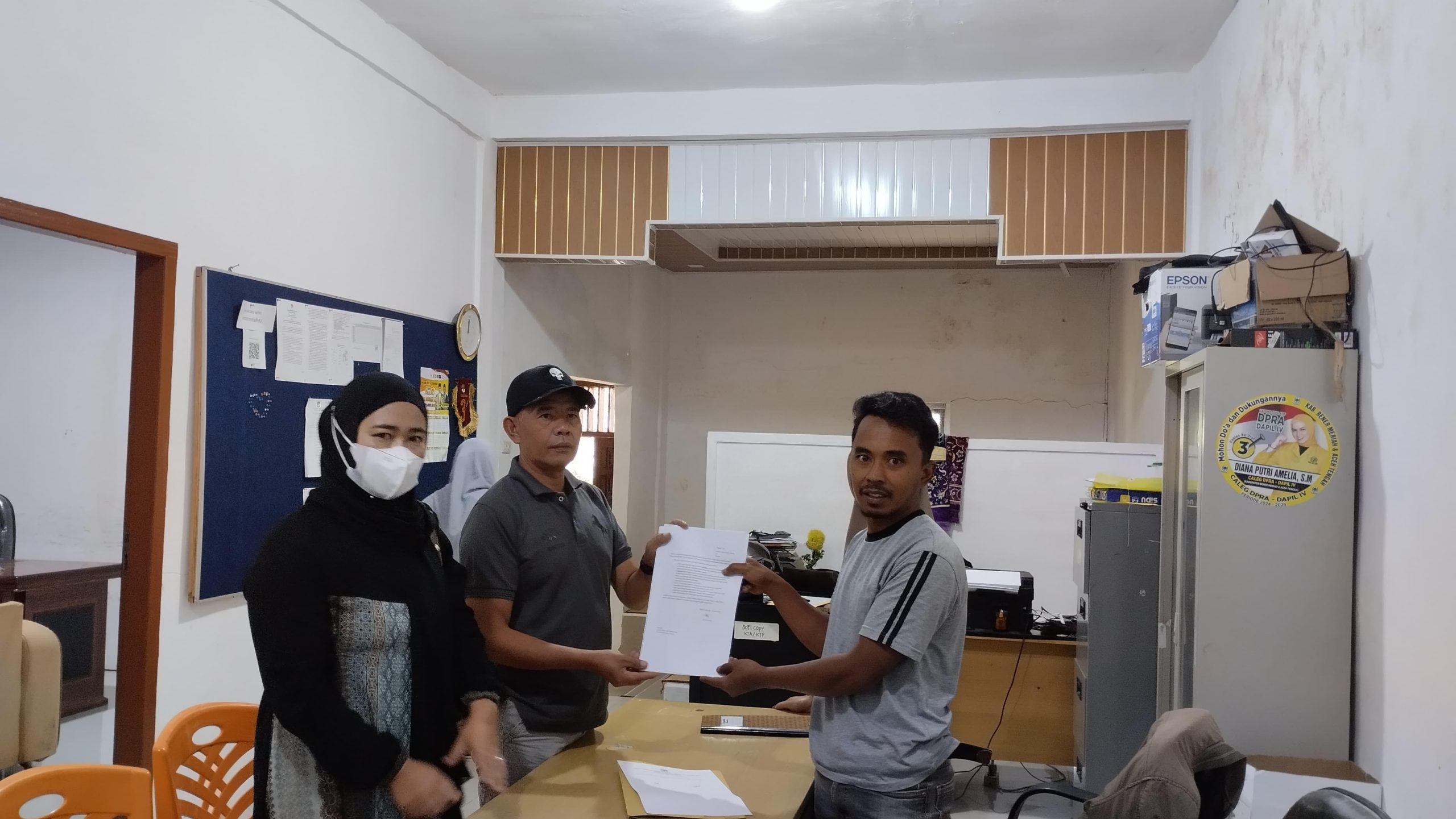 NF bersama keluarga menyerahkan dokumen laporan ke Sekretariat DPD II Partai Golkar Bener Meriah [Foto/Gona]