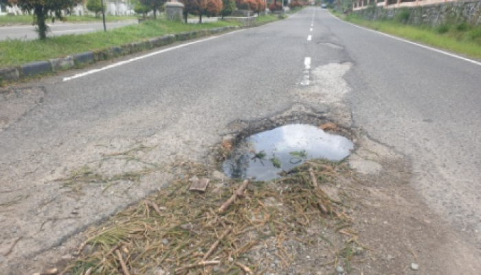 Lubang Menganga Ancam Keselamatan Pengendara Dijalan Menuju Komplek Perkantoran Bupati Bener Meriah