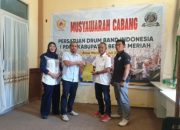 Ketua terpilih PDBI Bener Meriah, Riswandika Putra menyerahkan berita acara hasil Muscan kepada ketua Harian KONI Bener Meriah, Hidayat [Foto/Gona]