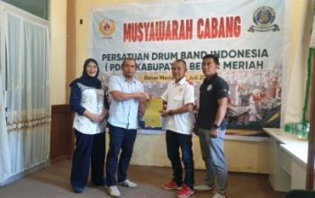 Ketua terpilih PDBI Bener Meriah, Riswandika Putra menyerahkan berita acara hasil Muscan kepada ketua Harian KONI Bener Meriah, Hidayat [Foto/Gona]
