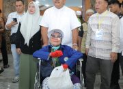 Bupati Jemput 2 Jemaah Haji yang Sakit di Embarkasi Medan