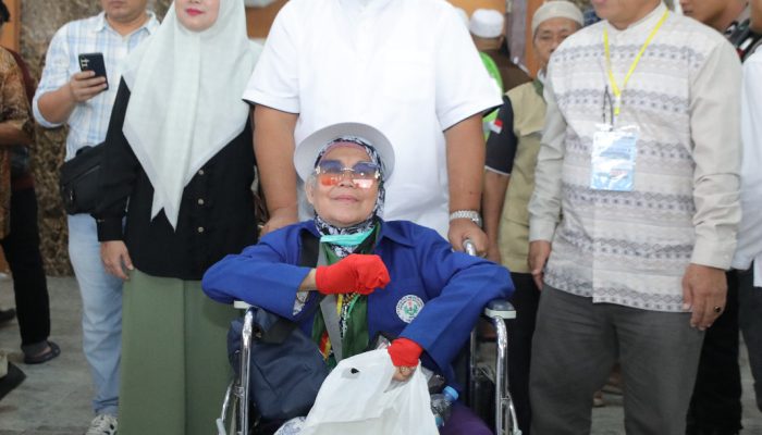Bupati Jemput 2 Jemaah Haji yang Sakit di Embarkasi Medan