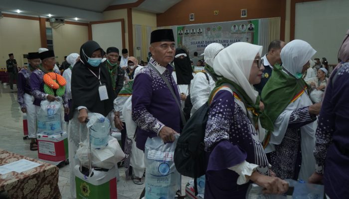 Sambut Kedatangan Jamaah Haji Kloter 15 di Embarkasi Medan