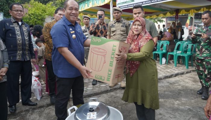 Bupati Serahkan l Bantuan Sosial Pembangunan Ekonomi Masyarakat