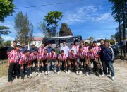 Asisten I Setdakab Bener Meriah, Khairmansyah foto bersama dengan kontingen futsal Bener Meriah di halaman kantor KONI Bener Meriah (dok Gona)