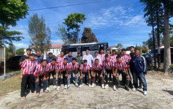 Asisten I Setdakab Bener Meriah, Khairmansyah foto bersama dengan kontingen futsal Bener Meriah di halaman kantor KONI Bener Meriah (dok Gona)