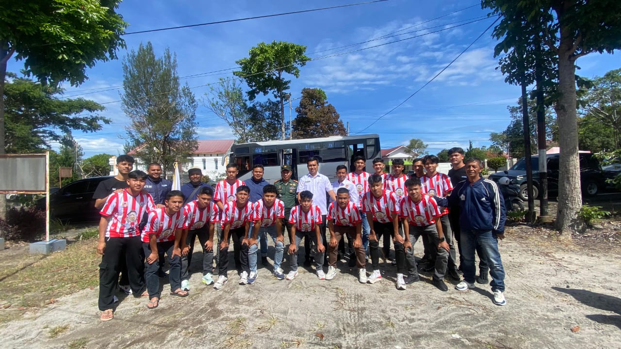 Asisten I Setdakab Bener Meriah, Khairmansyah foto bersama dengan kontingen futsal Bener Meriah di halaman kantor KONI Bener Meriah (dok Gona)