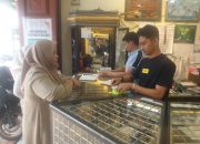 Salah seorang warga jual emas di Toko Mutiara Baru [Foto/Gona]