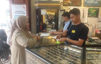 Salah seorang warga jual emas di Toko Mutiara Baru [Foto/Gona]