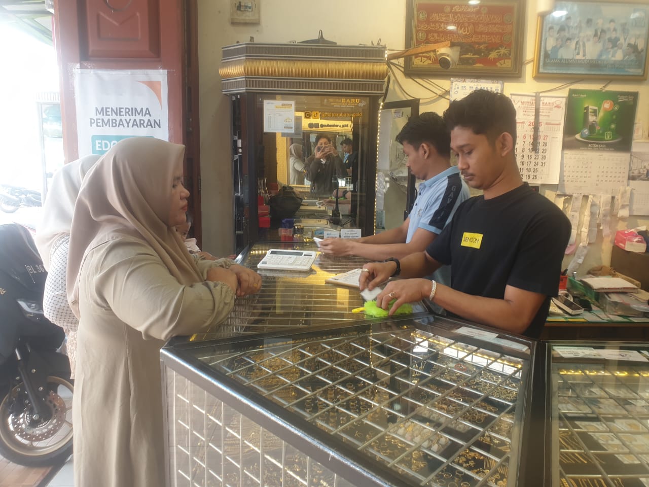 Salah seorang warga jual emas di Toko Mutiara Baru [Foto/Gona]
