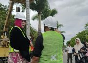 Walikota Banda Aceh Hj IlIiza Sa'aduddin Djamal didampingi Sekretaris Diskominfotik Banda Aceh Muhammad Zubir saat memantau pemasangan CCTV dan Speaker di kawasan Uleelheue, Banda Aceh, Sabtu 12 Juli 2025[Foto/is]