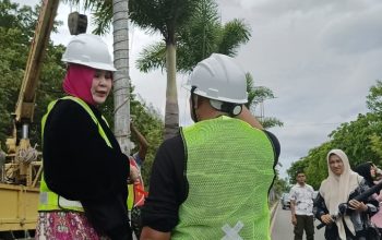Walikota Banda Aceh Hj IlIiza Sa'aduddin Djamal didampingi Sekretaris Diskominfotik Banda Aceh Muhammad Zubir saat memantau pemasangan CCTV dan Speaker di kawasan Uleelheue, Banda Aceh, Sabtu 12 Juli 2025[Foto/is]