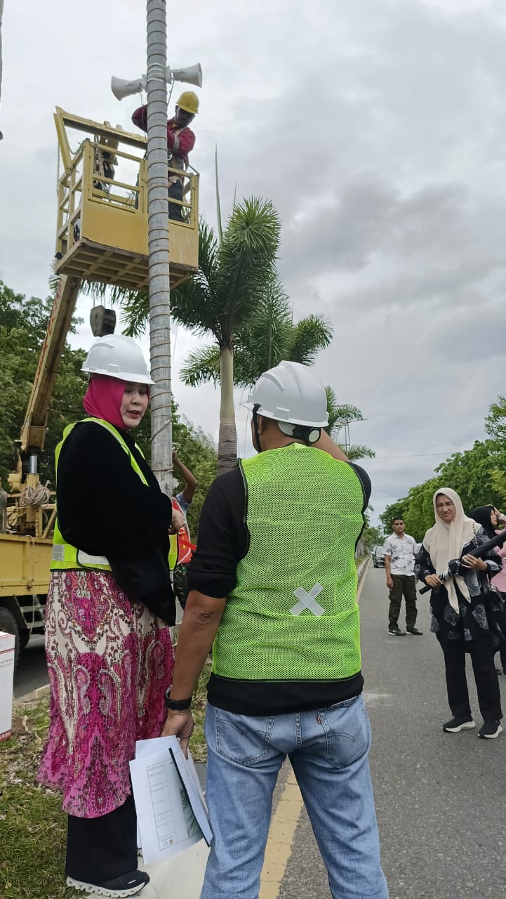 Walikota Banda Aceh Hj IlIiza Sa'aduddin Djamal didampingi Sekretaris Diskominfotik Banda Aceh Muhammad Zubir saat memantau pemasangan CCTV dan Speaker di kawasan Uleelheue, Banda Aceh, Sabtu 12 Juli 2025[Foto/is]