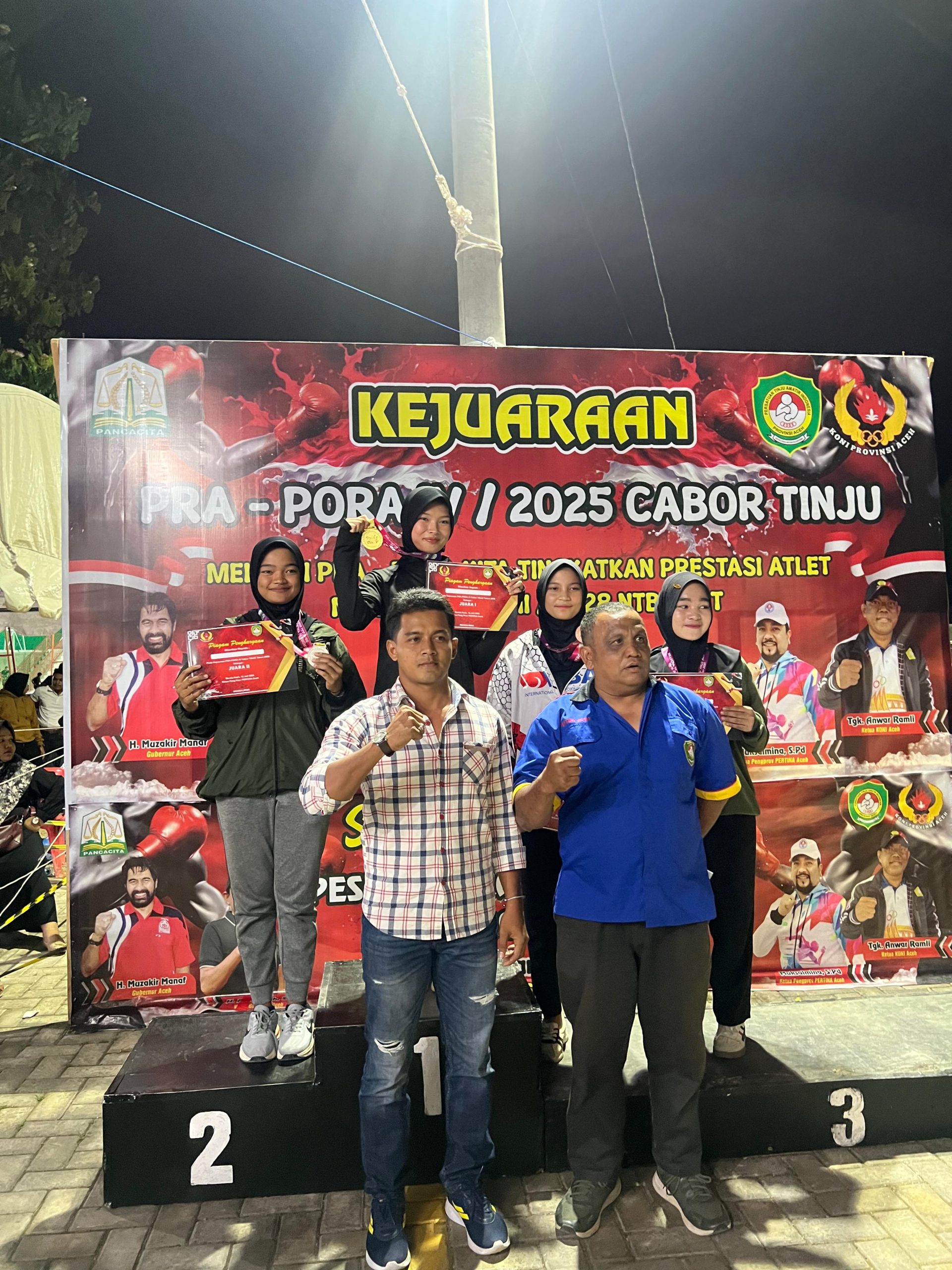 Adinda Paris Kayani dan petinju lainnya terima medali dan sertifikat usai juarai Pra PORA 2025 (dok Ist).