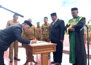 Sekda Aceh Besar, Bahrul Jamil, menandatangani berita acara pelantikan usai prosesi pengambilan sumpah jabatan di Kota Jantho, Senin (14/7/2025).