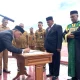 Sekda Aceh Besar, Bahrul Jamil, menandatangani berita acara pelantikan usai prosesi pengambilan sumpah jabatan di Kota Jantho, Senin (14/7/2025).