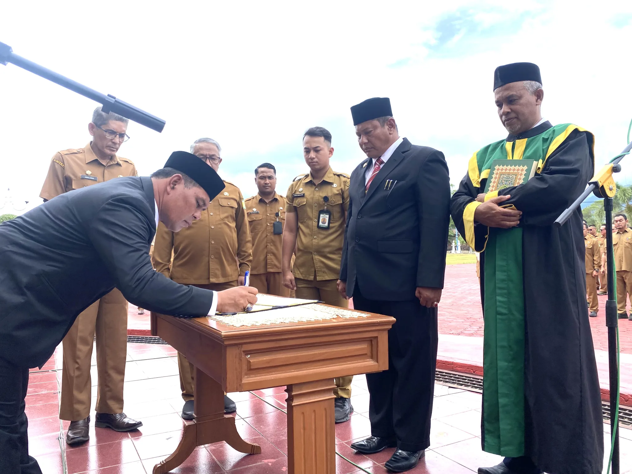 Sekda Aceh Besar, Bahrul Jamil, menandatangani berita acara pelantikan usai prosesi pengambilan sumpah jabatan di Kota Jantho, Senin (14/7/2025).