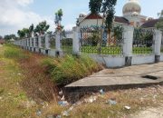 Semak Belukar Hiasi Lingkungan Kantor Bupati Aceh Utara, Sabtu 5 Juli 2025 [Foto/Munawir]