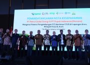 Gubernur Aceh Muzakir Manaf berfoto bersama usai Penandatanganan Nota Kesepahaman (MoU) antara PT Pema Global Energi dan PT Pupuk Indonesia (Persero), mengenai Potensi Pengembangan CCS dan/atau CCUS di Lapangan Arun, Wilayah Kerja B, Aceh, di The Westin Jakarta, Kamis, 10 Juli 2025.