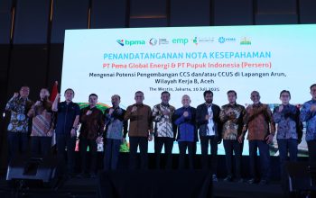 Gubernur Aceh Muzakir Manaf berfoto bersama usai Penandatanganan Nota Kesepahaman (MoU) antara PT Pema Global Energi dan PT Pupuk Indonesia (Persero), mengenai Potensi Pengembangan CCS dan/atau CCUS di Lapangan Arun, Wilayah Kerja B, Aceh, di The Westin Jakarta, Kamis, 10 Juli 2025.