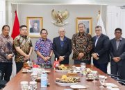 Wali Nanggroe Aceh, Paduka Yang Mulia Tgk. Malik Mahmud Al-Haythar, melakukan pertemuan strategis dengan Menteri Dalam Negeri Republik Indonesia, Jenderal Polisi (Purn) Muhammad Tito Karnavian, di kediaman pribadi Mendagri di Jakarta, Sabtu (12/7/2025).