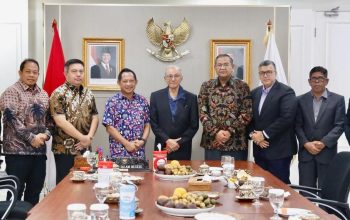 Wali Nanggroe Aceh, Paduka Yang Mulia Tgk. Malik Mahmud Al-Haythar, melakukan pertemuan strategis dengan Menteri Dalam Negeri Republik Indonesia, Jenderal Polisi (Purn) Muhammad Tito Karnavian, di kediaman pribadi Mendagri di Jakarta, Sabtu (12/7/2025).