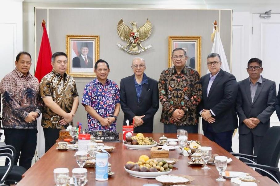 Wali Nanggroe Aceh, Paduka Yang Mulia Tgk. Malik Mahmud Al-Haythar, melakukan pertemuan strategis dengan Menteri Dalam Negeri Republik Indonesia, Jenderal Polisi (Purn) Muhammad Tito Karnavian, di kediaman pribadi Mendagri di Jakarta, Sabtu (12/7/2025).