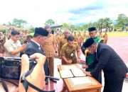 Sekda Aceh Besar, Bahrul Jamil, menandatangani berita acara pelantikan usai prosesi pengambilan sumpah jabatan di Kota Jantho, Senin (14/7/2025).