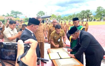 Sekda Aceh Besar, Bahrul Jamil, menandatangani berita acara pelantikan usai prosesi pengambilan sumpah jabatan di Kota Jantho, Senin (14/7/2025).