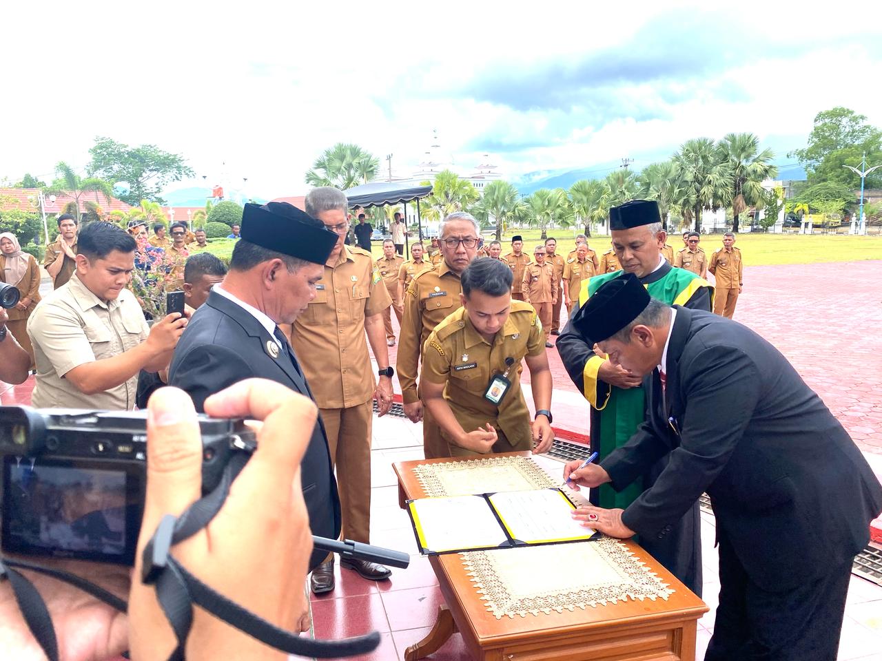 Sekda Aceh Besar, Bahrul Jamil, menandatangani berita acara pelantikan usai prosesi pengambilan sumpah jabatan di Kota Jantho, Senin (14/7/2025).