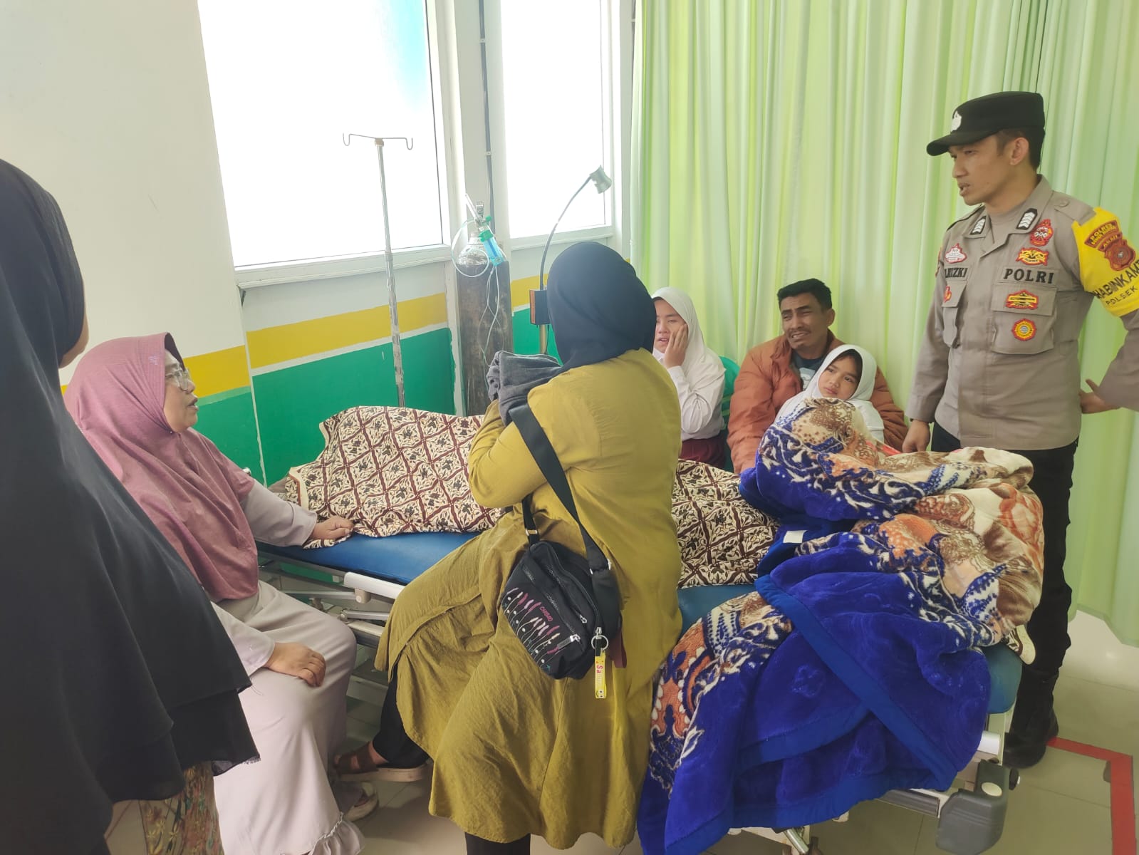 Korban tersengat listrik di bawa ke Puskesmas Bandar (dok Ist).