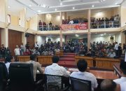 Merasa Haknya Diabaikan Bupati, Ratusan Warga Blang Rakal Geruduk DPRK Bener Meriah