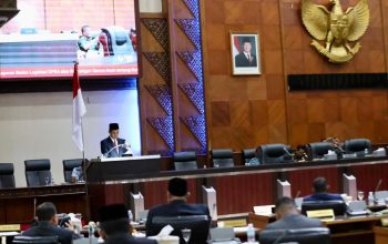 Sekretaris Daerah Aceh, M. Nasir S.IP, MPA, membaca Tanggapan Gubernur Aceh Terhadap Pendapat/Laporan Badan Legislasi DPRA atas Rancangan Qanun Aceh tentang RPJMA tahun 2025-2029, di Gedung Utama DPRA, Kamis, 21/8/2025