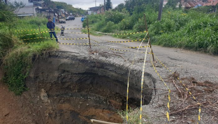 Jalan Kute Kering Menuju Mendale Nyaris Putus, Pengendara Roda Empat Diimbau Berhati-Hati