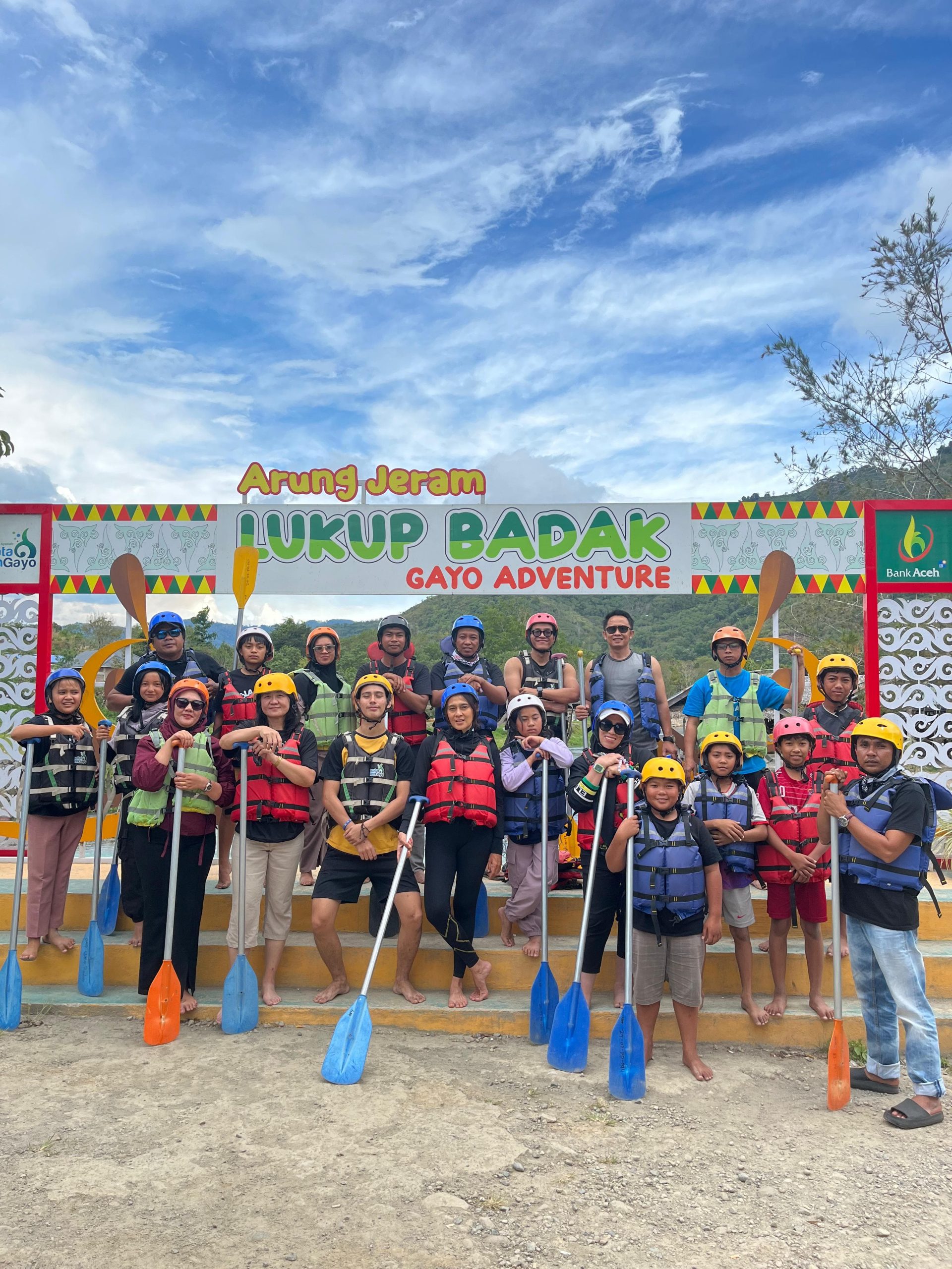 Kru film Black Coffee bersiap untuk jelajahi sungai Peusangan (dok Khalisudin)