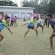 Peserta permainan galah sedang mencoba melewati pertahanan lawan di Lapangan Gampong Lambung, Kota Banda Aceh, Minggu 17 Agustus 2025