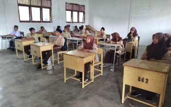 Fotrer siswa/i murid kelas 1 SMP 32 Takengon yang mulai belajar mengunakan meja dan kursi (dok Ist) 