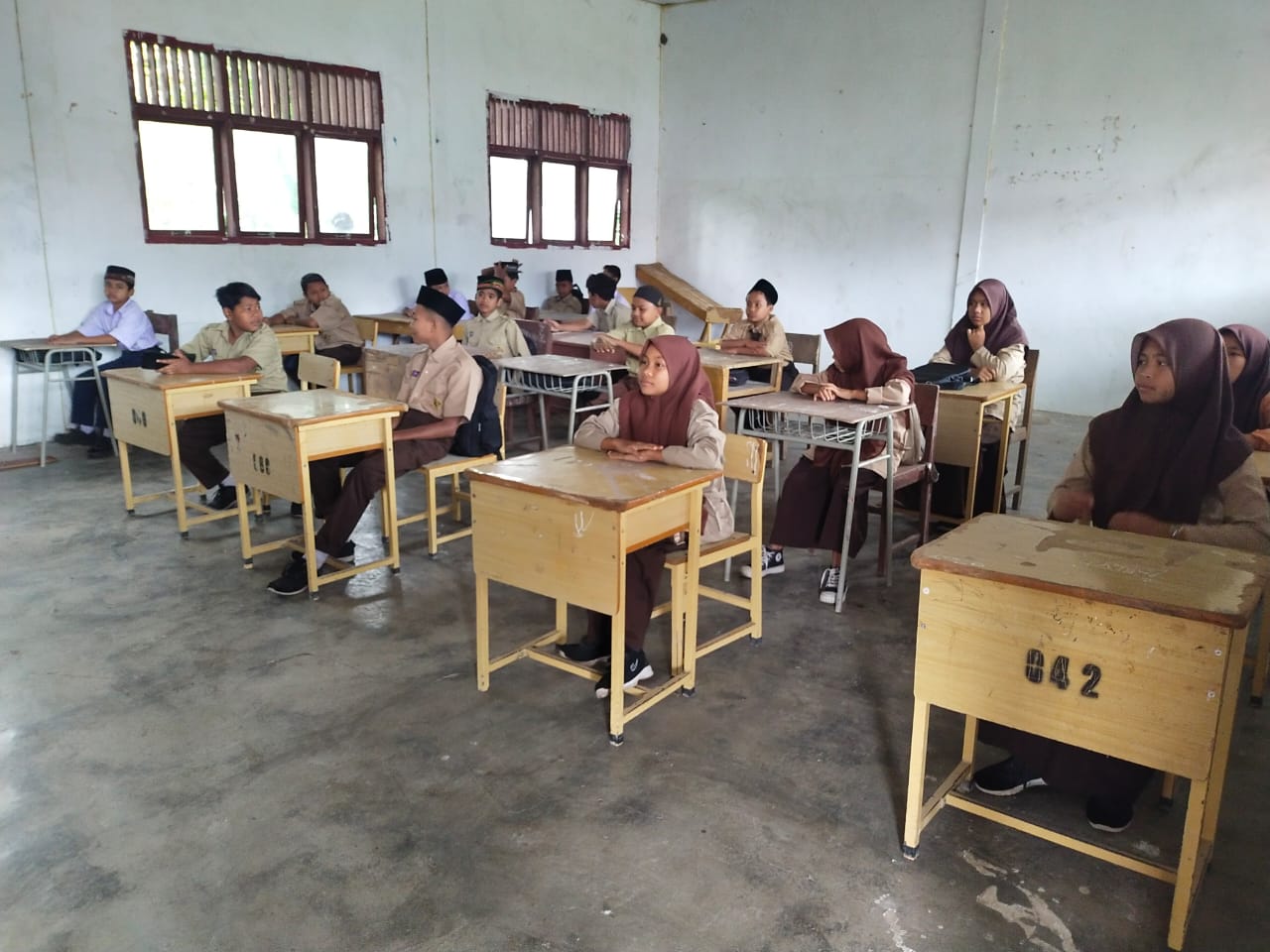 Fotrer siswa/i murid kelas 1 SMP 32 Takengon yang mulai belajar mengunakan meja dan kursi (dok Ist) 